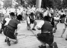 Gebirgstrachtenerhaltungsverein D''Unterilztaler Hals um 1950 in Gebirgstracht mit kurzer Lederhose