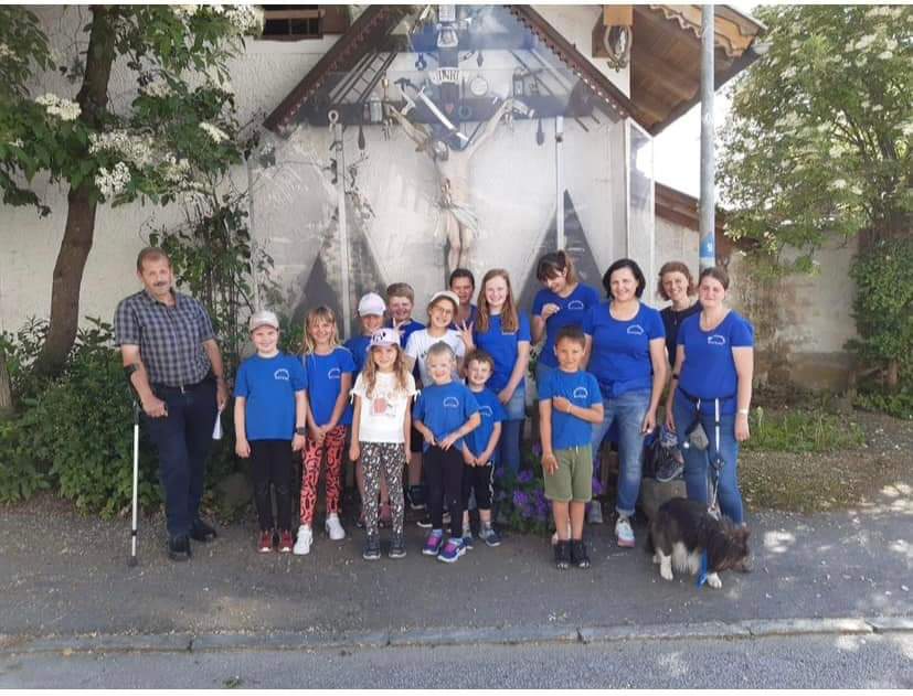 Trachtenvereins-Jugend erkundet Waffen-Christi-Kreuz in Ratzing