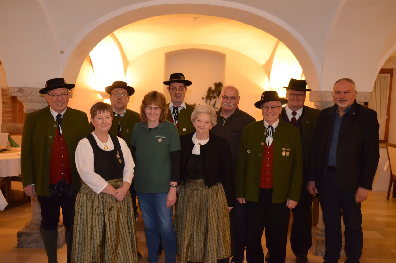 Von links nach rechts: Josef Freundorfer; Gertraud und Albert Deininger; Alexandra und Siegfried Scherm; Hermine Waldmann; Klaus Eder; Erich Hartl; Andreas Ginglseder; 2. Bgm. Rudi Emmer