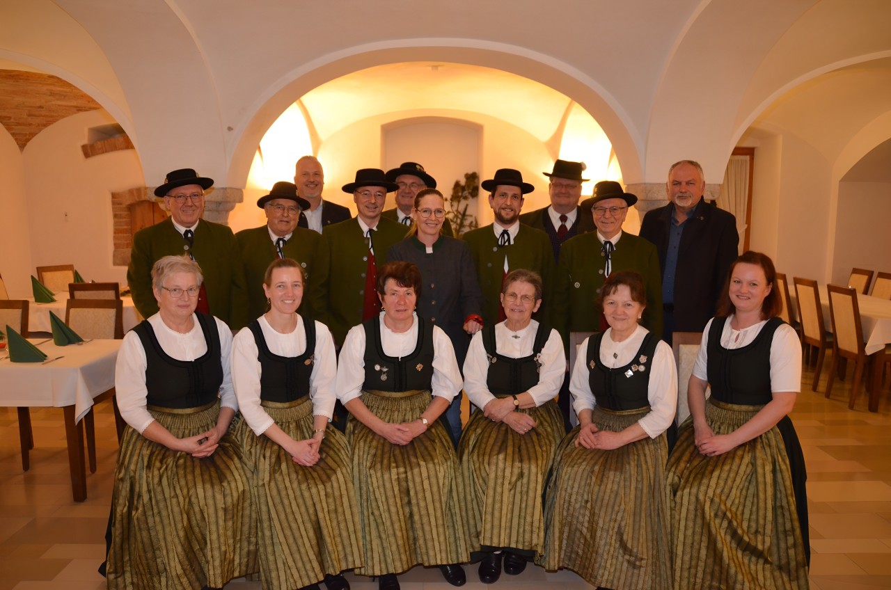 Vorne sitzend von links nach rechts: Waltraud Freundorfer; Maria Kämmerer; Christl Urlbauer; Christl Arbinger; Marlene Hartl; Birgit Würdinger Stehend von links nach rechts: Josef Freundorfer; Ludwig Urlbauer; Johann Gaißinger; Christian Kämmerer; Franz Hofbauer; Susanne Pfisterer; Sebastian Arbinger; Andreas Ginglseder;  Erich Hartl und 2. Bgm. Rudi Emmer