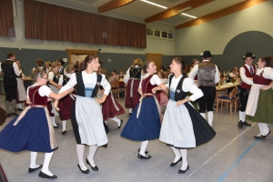 Sehnsüchtig warten die Trachtler im Dreiflüsse-Trachtengau darauf, dass sie sich wieder zum Volkstanz, wie hier beim Kathreintanz der Trachtenjugend, treffen können. (Foto: Hauzeneder) 