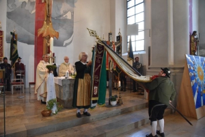 Beim Festgottesdienst wurde das neue Fahnenband der Fahnenmutter Evi Dillinger gesegnet und von ihr an die Vereinsfahne geheftet. (Fotos: Hauzeneder)