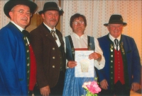 Gemeinsam mit Vorstand Siegfried Dreher (l.) und Gauehrenmitglied Walter Weiß bedankte sich Gauvorstand Walter Söldner bei Christa Hofmann für ihre Arbeit im Musik- und Heimatverein Pocking mit der Verleihung des Gauehrenzeichens. (Foto: Musik- und Heimatverein Pocking)