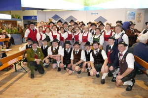 Die Trachtler aus Gögging, Straßkirchen, Buchberg, Salzweg und Alkofen in der Bayernhalle auf der „Grünen Woche“ in Berlin. (Foto: Hartl)